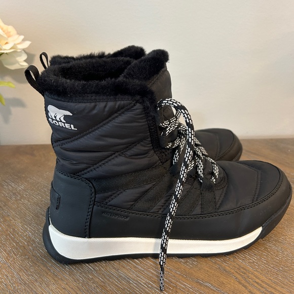 Sorel Shoes - Sorel Whitney II short lace fur lined Black Quilted Winter Boots size women’s 7
